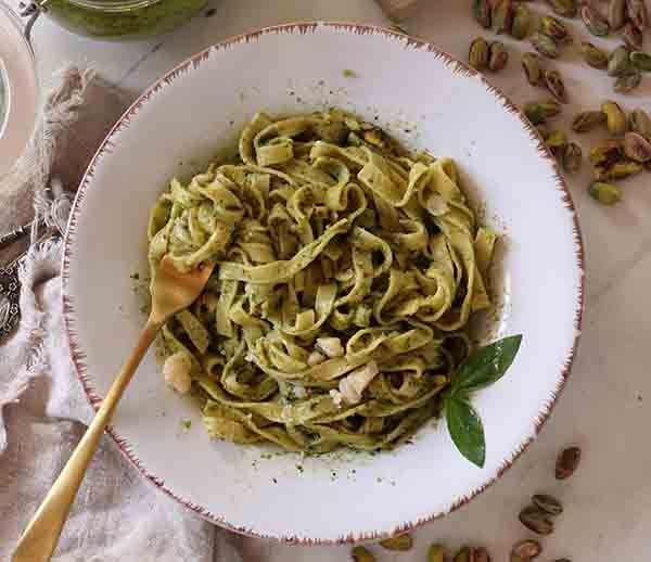 Pollo con fetuccini con pesto de pistacho Pollo con fetuccini con pesto de pistacho