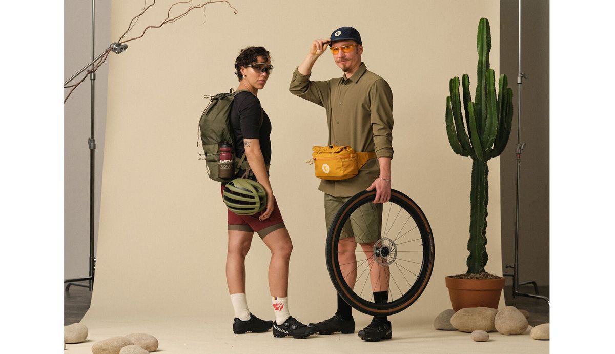 Marca tu estilo con prendas diseñadas para ciclistas. Descubre la colección de la colaboración Fjällräven y Specialized para ciclistas