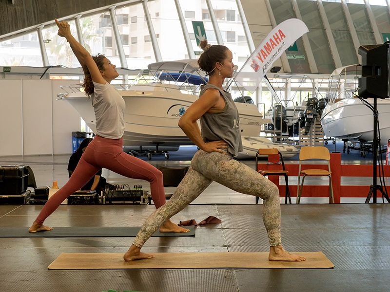 Alicia Carrillo y Olga Castañeda en la exhibición de yoga en Sport Summit 23 @cronicasstudio Alicia Carrillo y Olga Castañeda en la exhibición de yoga en Sport Summit 23 @cronicasstudio