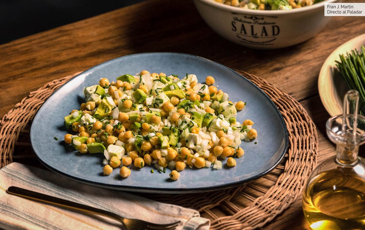 Ensalada de garbanzos con queso feta y limón