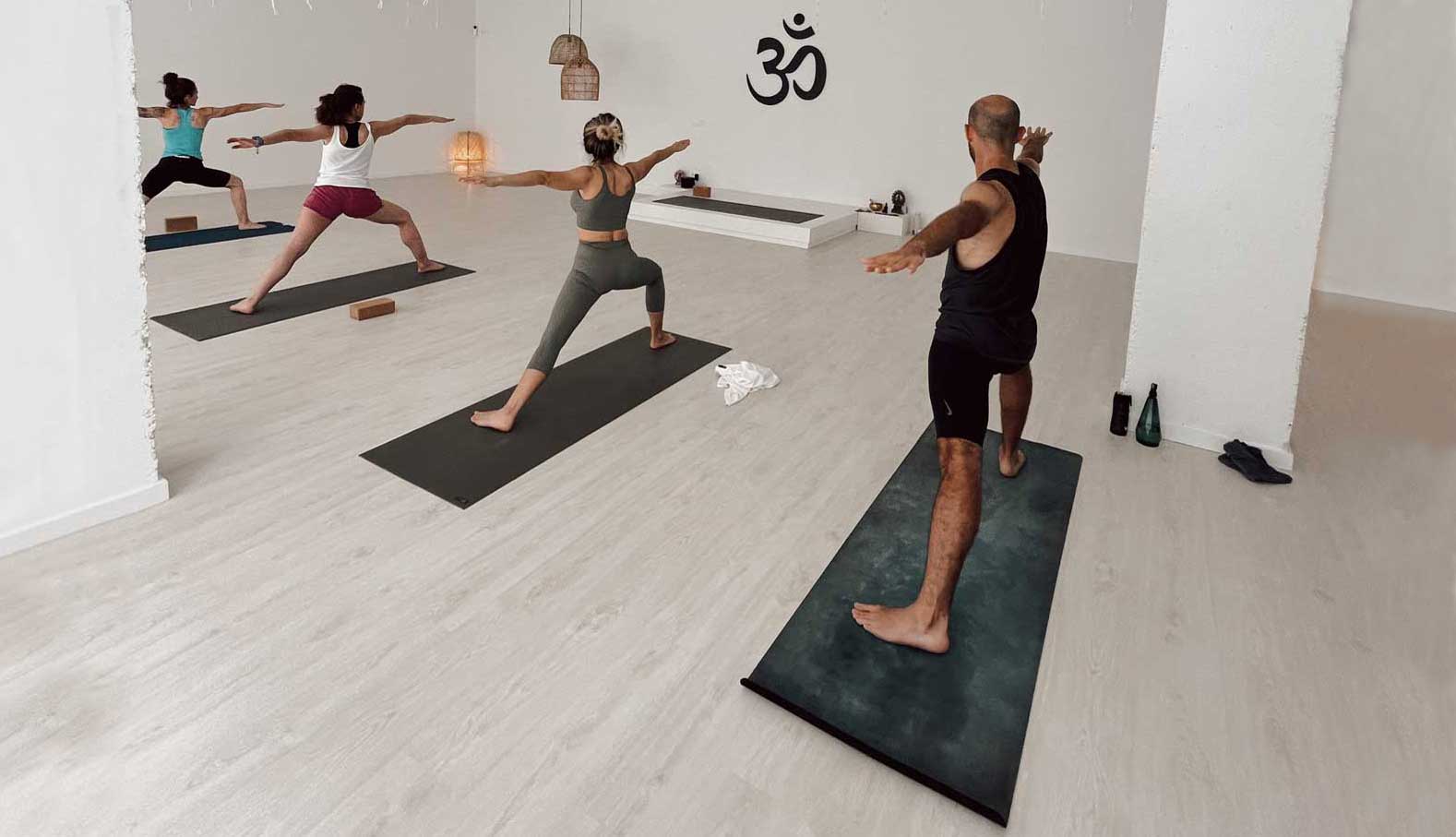 YogaOne El Perchel te ofrece un espacio acogedor y minimalista en el que aprender y practicar todo tipo de yoga