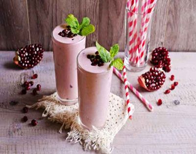 BATIDO DE GRANADA CON PLÁTANO Y ANACARDOS BATIDO DE GRANADA CON PLÁTANO Y ANACARDOS