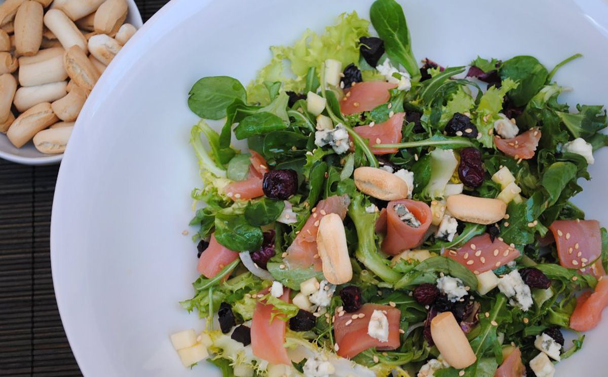 Ensalada de salmón, queso azul, remolacha y sésamo