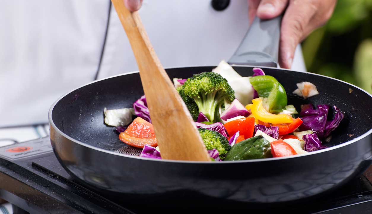 ¿Qué sartén es la mejor para cocinar de forma saludable? (Foto: iStock)