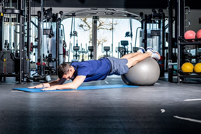 Plancha prono dinámica con fitball Plancha prono dinámica con fitball