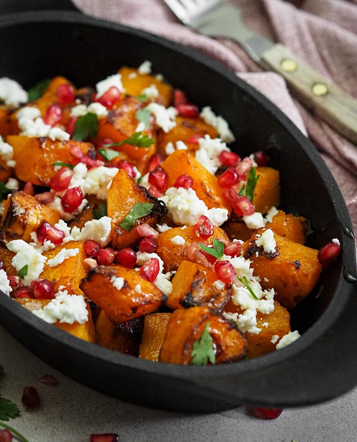 DADOS DE CALABAZA ASADA CON QUESO FETA Y GRANADA DADOS DE CALABAZA ASADA CON QUESO FETA Y GRANADA