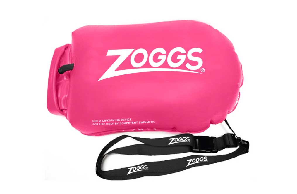 En la Zoggs Hi Viz Swim podrás llevar dentro tus pertenencias sin que se mojen