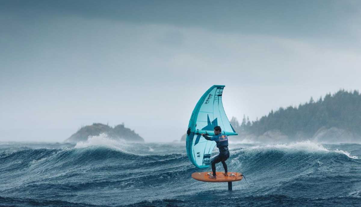 Yago Lange navegando con su wing foil. Foto: @markomagister