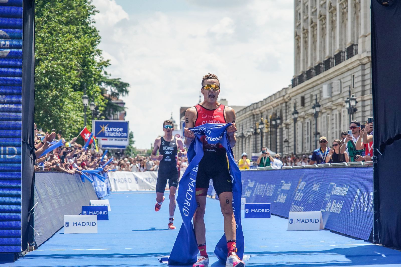 David Castro cruza la meta en el Campeonato de Europa de triatlón disputado en mayo en Madrid