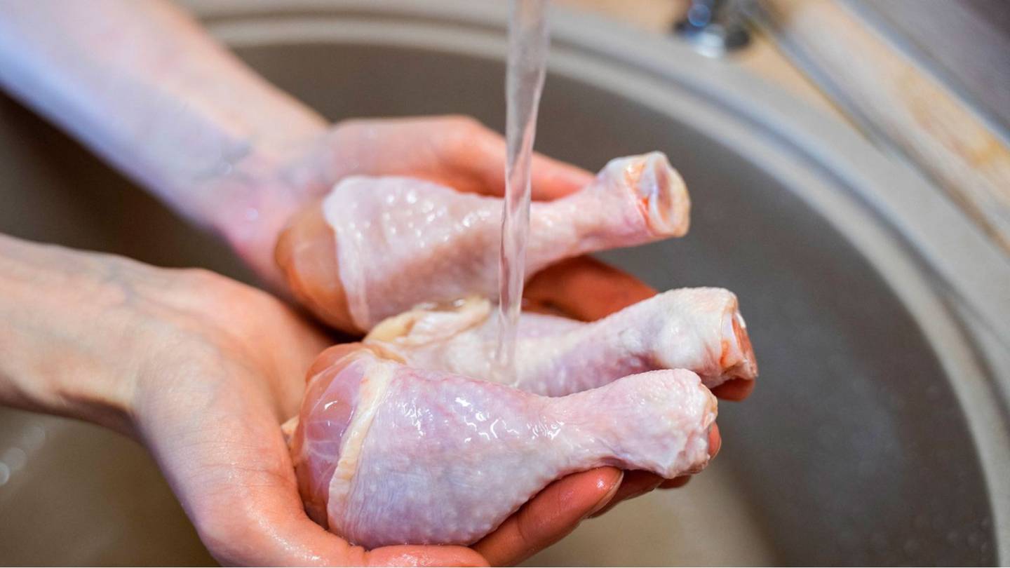 Las razones por las que los expertos de salud alimentaria desaconsejan lavar el pollo crudo