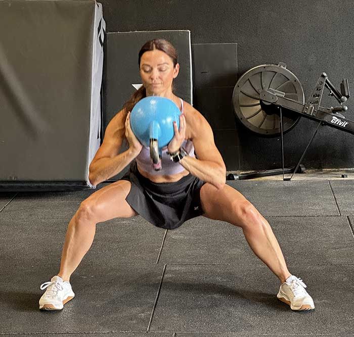 Aperturas laterales con kettlebell2 Aperturas laterales con kettlebell2