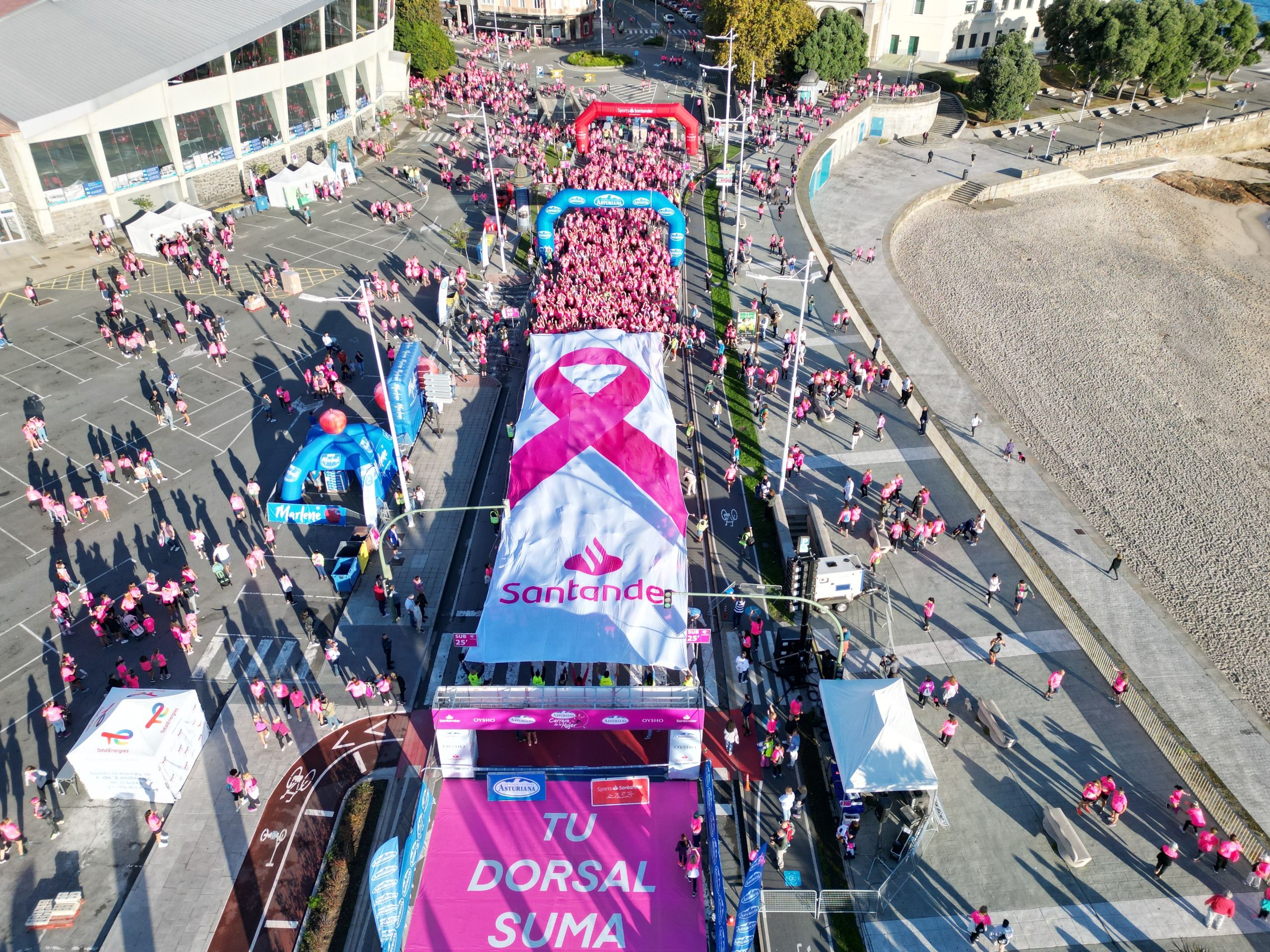 Espectacular lazo rosa de apoyo a las luchadoras del cáncer antes de la salida de la Carrera de la Mujer