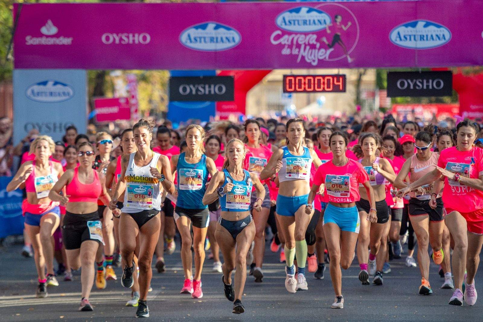 Momento de la salida de una de las ediciones de la Carrera de la Mujer Central Lechera Asturiana de Sevilla