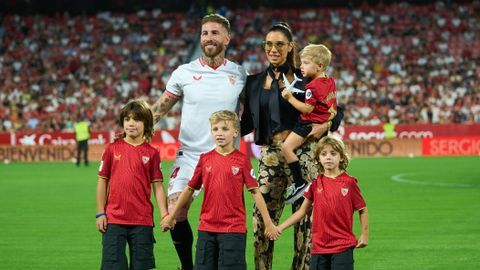 Sergio Ramos con su familia el día de la presentación en su regreso al Sevilla casi 20 años después