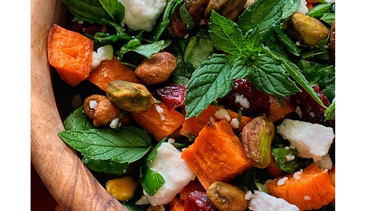 ensalada de boniato, arándanos y feta con pistachos de Cobi Kanani