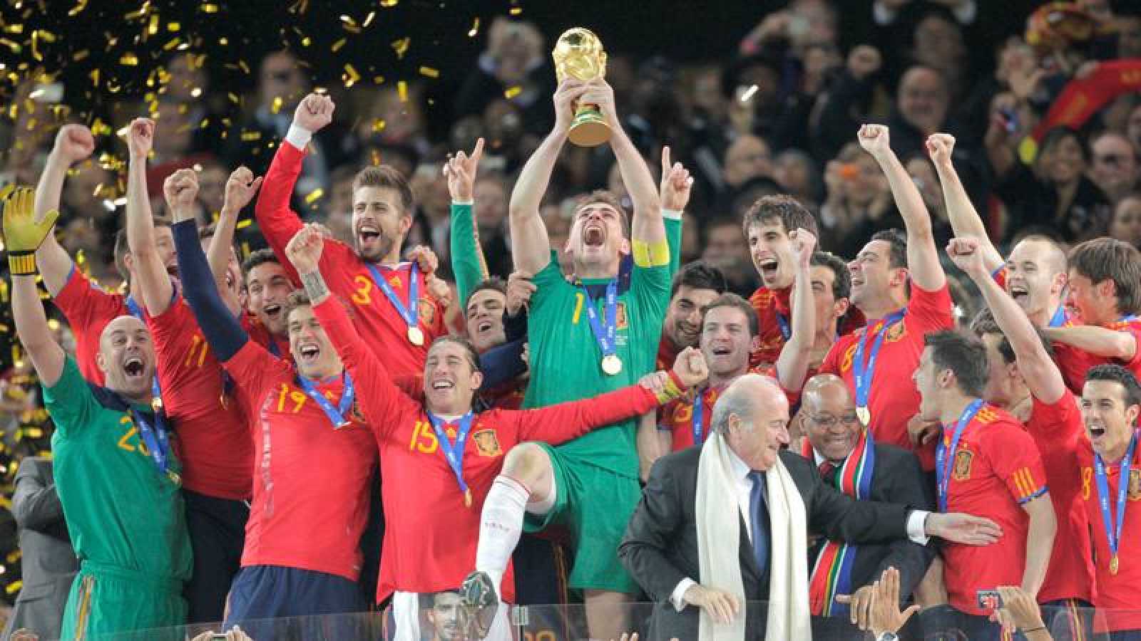 Iker Casillas levanta la única Copa del Mundo de fútbol lograda por España en Sudáfrica 2010