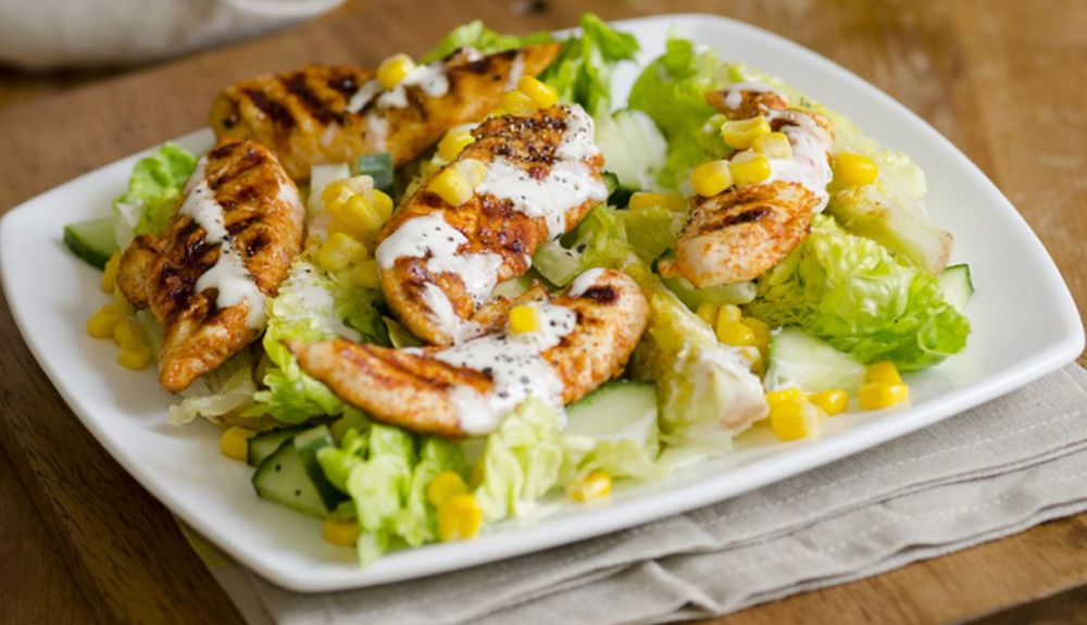 Ensalada de lechugas con maíz y pollo a la plancha