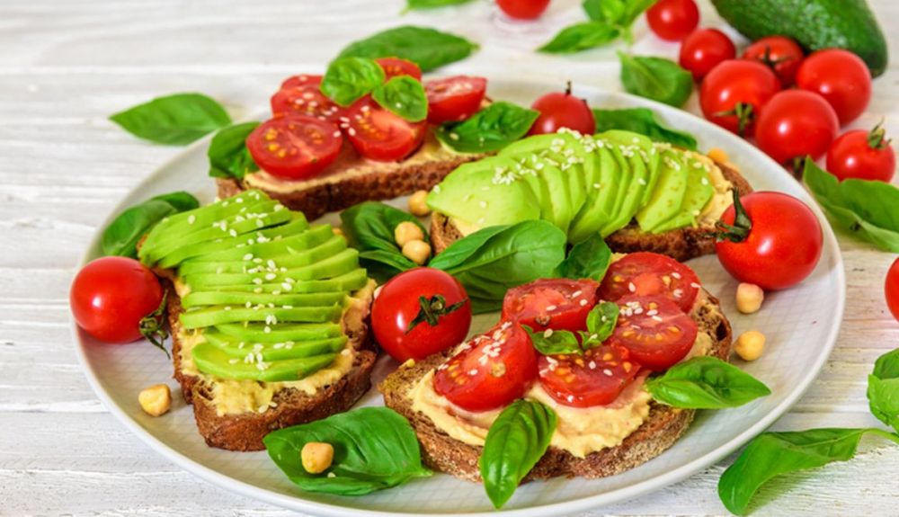 tostada de aguacate y tomate