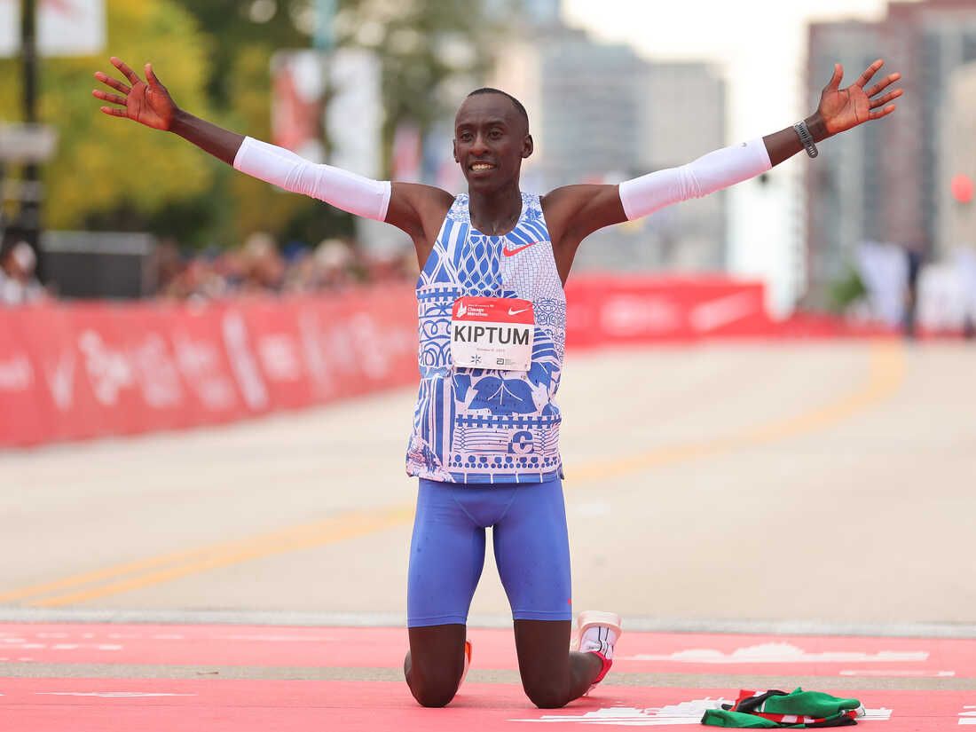 Kelvin Kiptum tras batir el récord del mundo de maratón en Chicago.