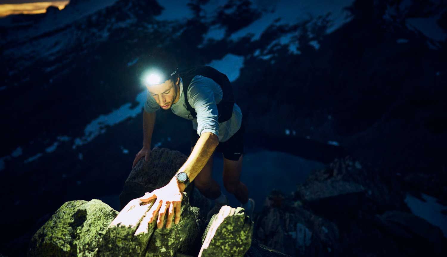 KIlian Jornet con el frontal Moonlight bright as day 800 