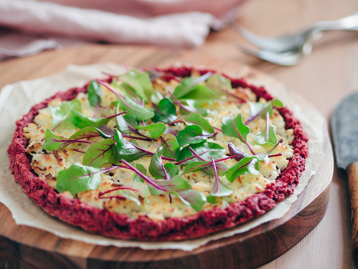 Pizza de remolacha con mozzarella y hojas frescas