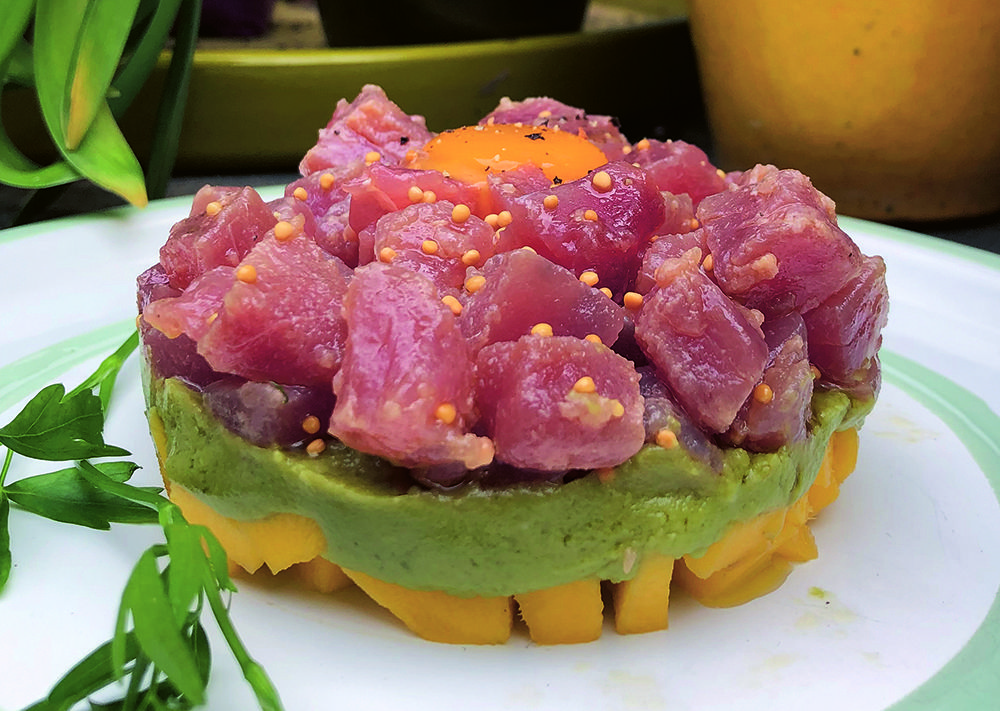 TARTAR DE ATÚN CON GUACAMOLE Y MANGO TARTAR DE ATÚN CON GUACAMOLE Y MANGO