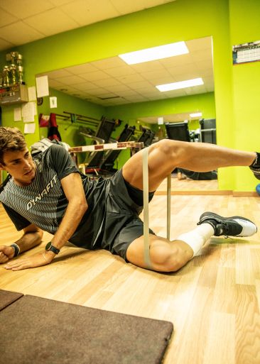 El entrenamiento de fuerza y estabilidad es esencial para prevenir lesiones y prepararse para las exigencias físicas específicas del esquí de montaña. C Roger Salanova El entrenamiento de fuerza y estabilidad es esencial para prevenir lesiones y prepararse para las exigencias físicas específicas del esquí de montaña. C Roger Salanova