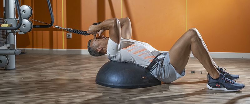 Crunch polea en Bosu 1 Crunch polea en Bosu 1