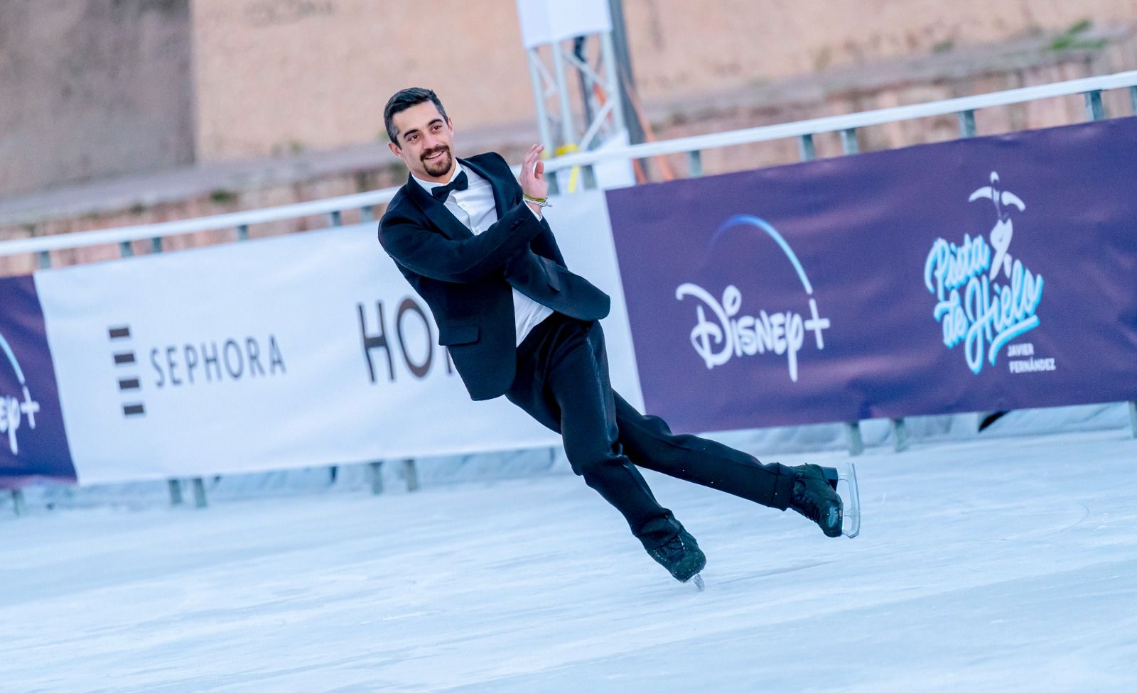 Javier patinando "en su pista"