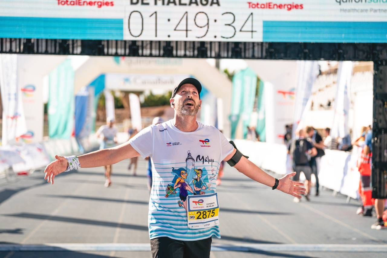Emoción en la línea de meta de la última edición del TotalEnergies Medio Maratón de Málaga