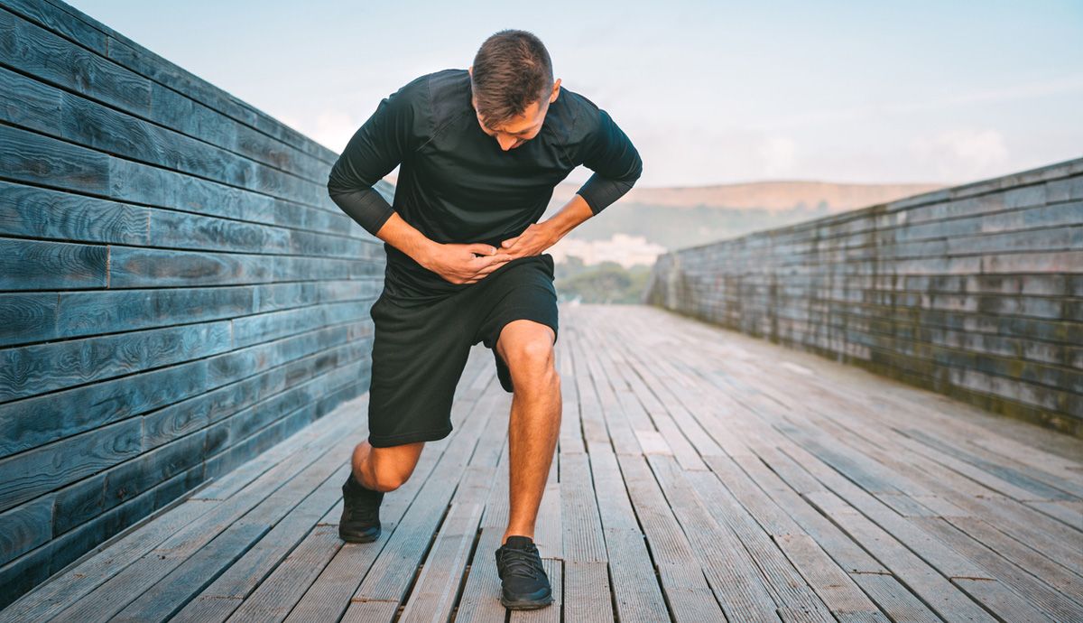 ¿Por qué siento un pinchazo en el costado al correr? Causas del flato y cómo eliminarlo