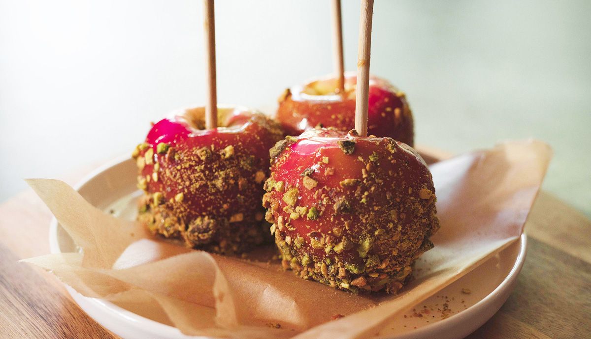 Receta de Manzana caramelizada con pistachos y miso