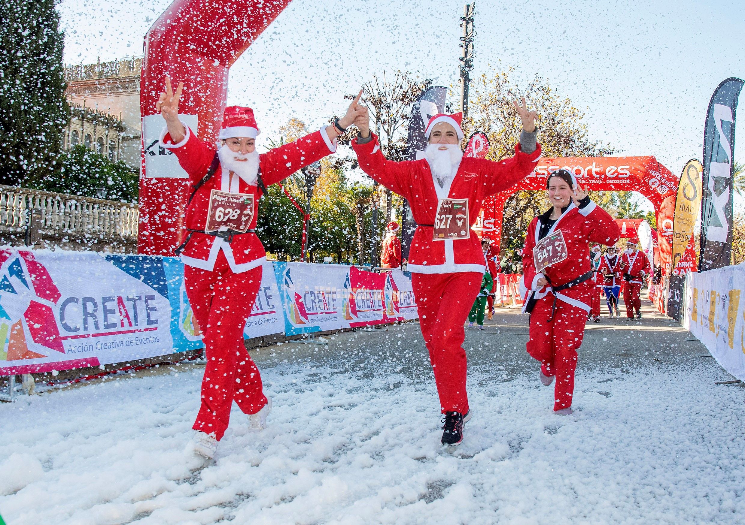 Imagen de la línea de meta de la Carrera Papá Noel de Sevilla