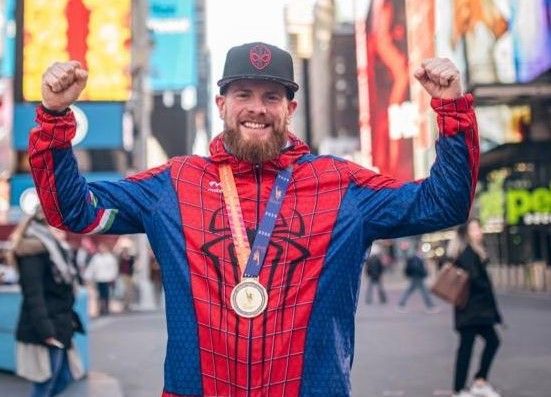 Abel Fernández Mendivil en Times Square tras correr el Maratón de Nueva York.