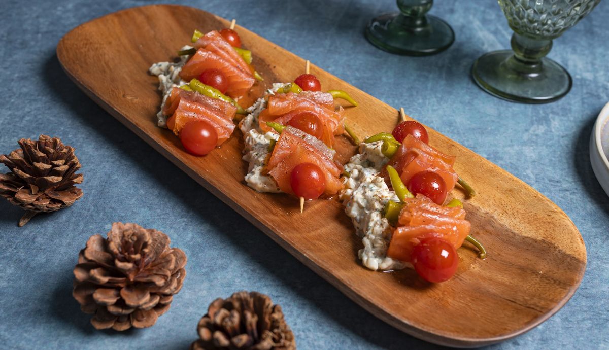 BROCHETAS DE SALMÓN AHUMADO NORUEGO, PIPARRAS, CHERRYS Y SALSA TARTARA