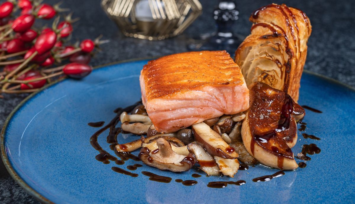 SALMÓN NORUEGO Y FOIE GRASS A LA PLANCHA, SETAS SALMÓN NORUEGO Y FOIE GRASS A LA PLANCHA, SETAS