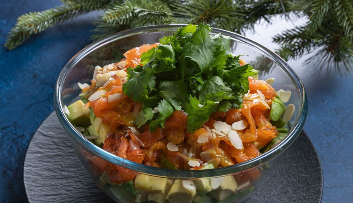 CÓCTEL DE SALMÓN AHUMADO NORUEGO, PEPINO, AGUACATE Y MANGO CÓCTEL DE SALMÓN AHUMADO NORUEGO, PEPINO, AGUACATE Y MANGO