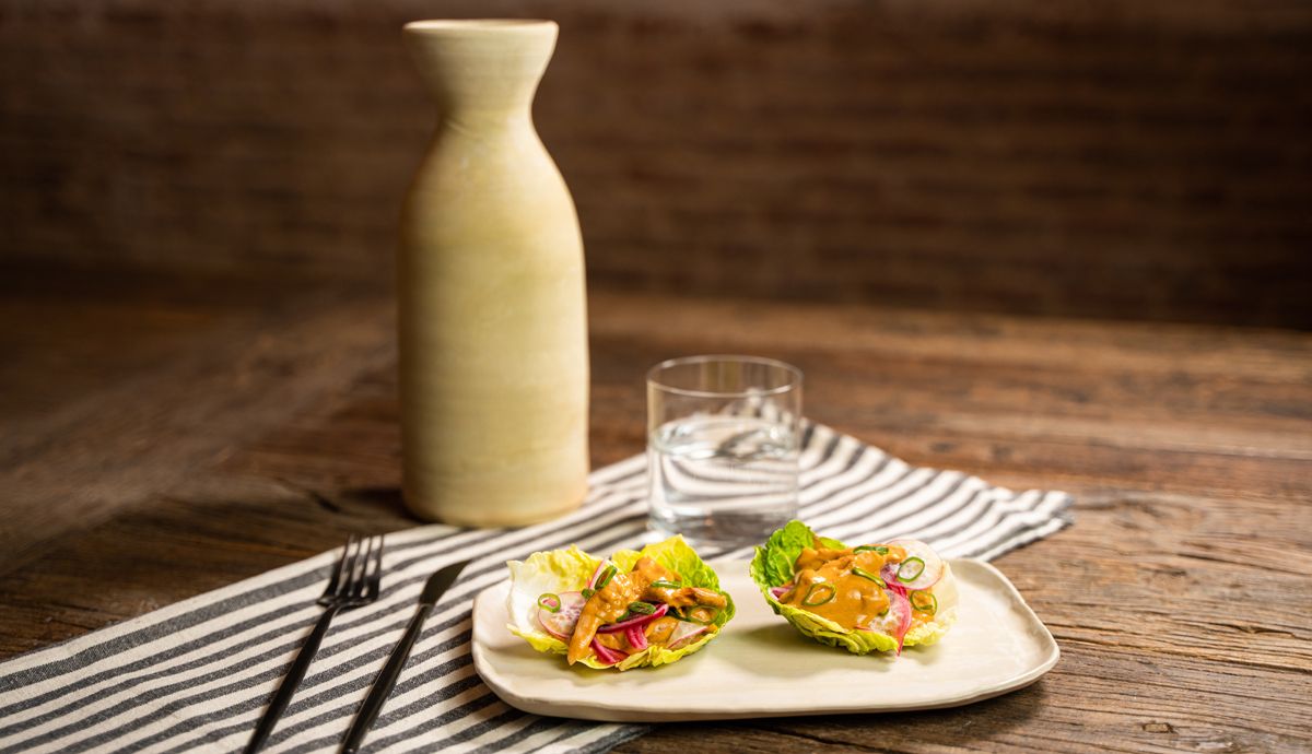 Receta de Ssäm de muslo de conejo con Garam Masala, cebolla roja encurtida y rabanitos