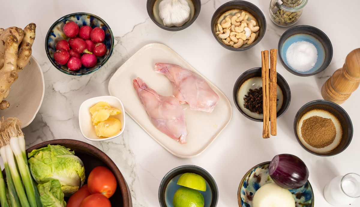 Ingredientes para el Ssäm de conejo con Garam masala, cebolla roja encurtida y rabanitos 00 crudo Ingredientes para el Ssäm de conejo con Garam masala, cebolla roja encurtida y rabanitos 00 crudo