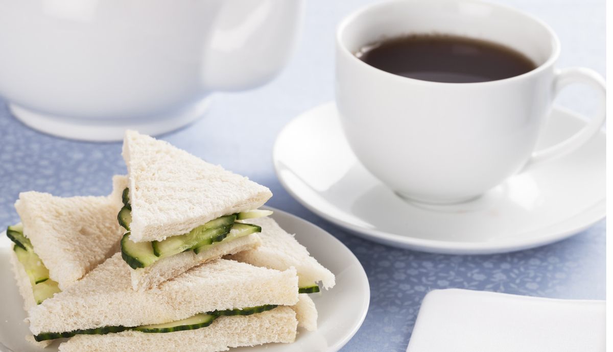 Hora del té con Sandwich de mantequilla y pepino, el bocadillo perfecto para deportistas
