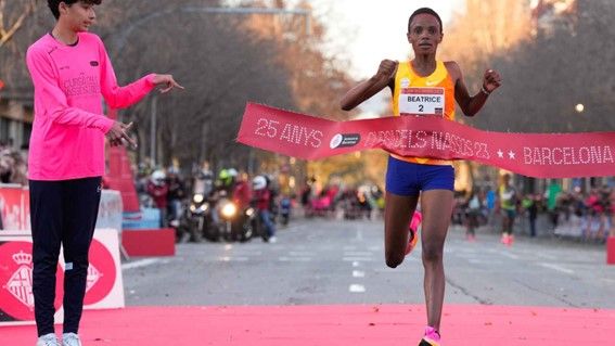 Chebet vuela en las calles de Barcelona y pulveriza el récord mundial femenino de 5Km