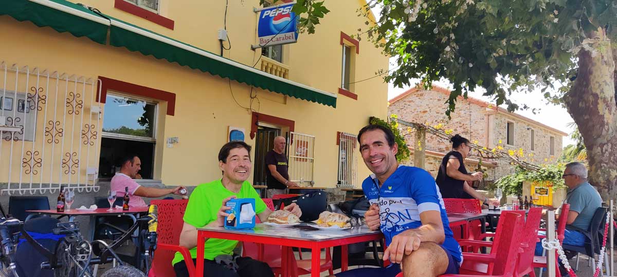 Haciendo avituallamiento en el bar de un pueblo Haciendo avituallamiento en el bar de un pueblo
