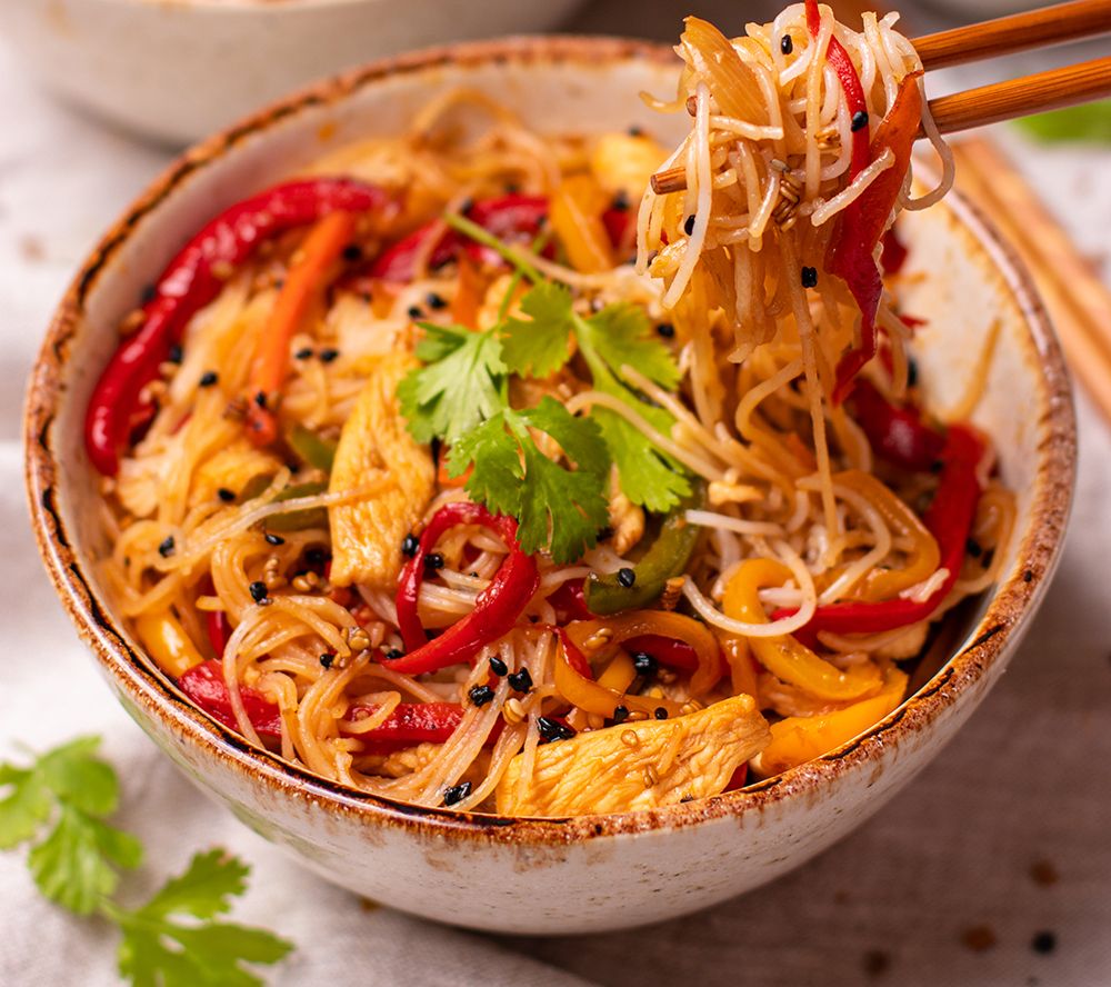 WOK DE FIDEOS DE ARROZ, POLLO Y VERDURAS