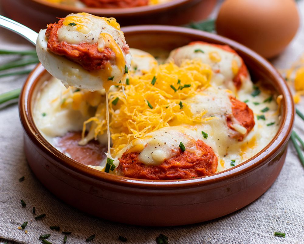 Huevos rellenos de atún y pimientos del piquillo gratinados