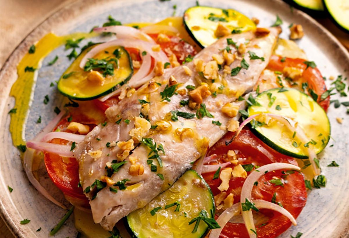 Caballa con patata y tomate al horno, receta de temporada