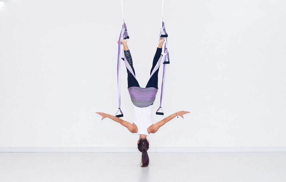 Adho Mukha Vrksasana (El Pino Aéreo) Adho Mukha Vrksasana (El Pino Aéreo)