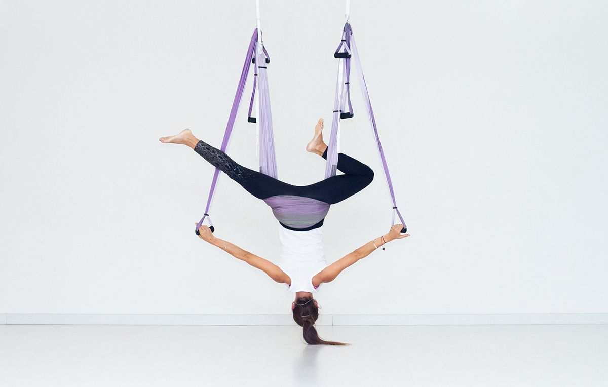 Yoga en columpio  descubre el placer de colgarte