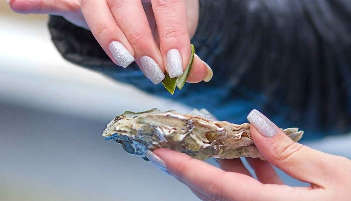 Por qué añadimos zumo de limón al pescado y al marisco