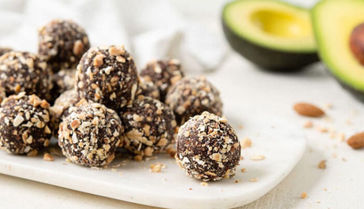 Bolitas energéticas de avena, aguacate, chocolate y almendras. Receta y foto de Fresh Love one today