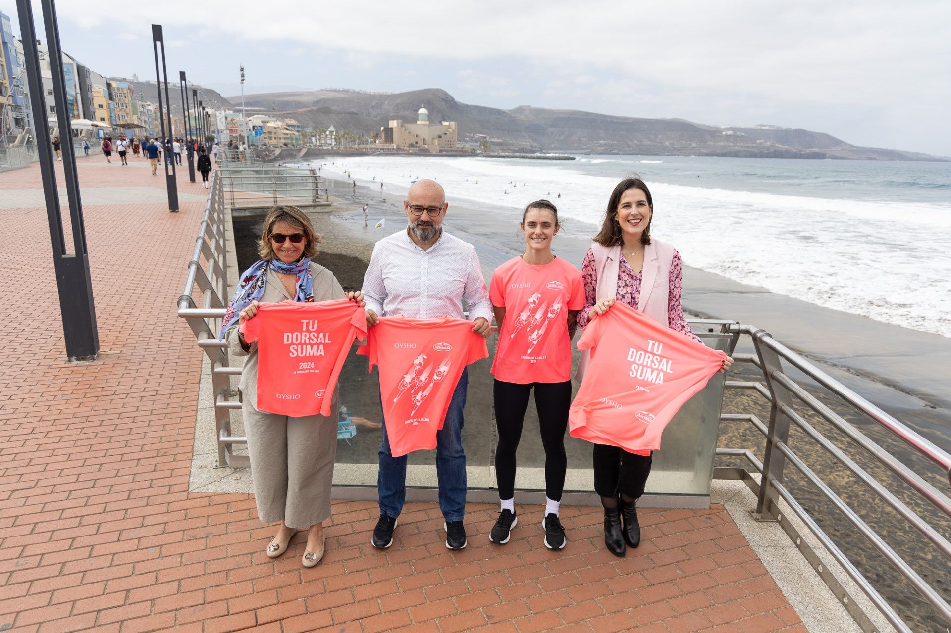 Gran Canaria presenta la camiseta de la Carrera de la Mujer.
